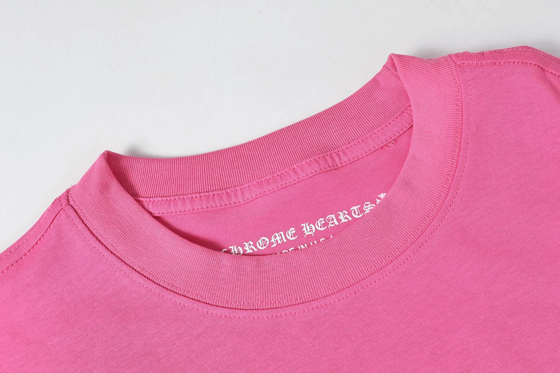 P150 Cross-border running quantity model, please do not place an order if you pursue quality - Chrome Hearts/Chrome Heart Graffiti✍️Letter cross short-sleeved T-shirt - High weight, high density and high quality. The wool is soft, delicate and skin-friendly. Soft and silky to the touch. Excellent warmth and skin-friendly properties - Custom-woven and custom-dyed, no color difference, regardless of fabric or workmanship details. Comparing the ordinary version on the market -Colour: pink -Size: S M L XL